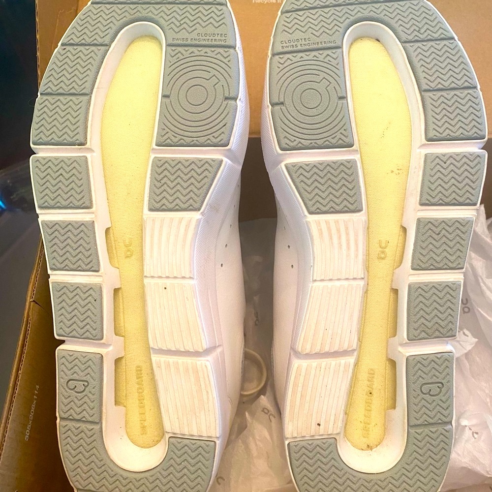 The Roger Advantage White Sneakers - Picture 2 of 9